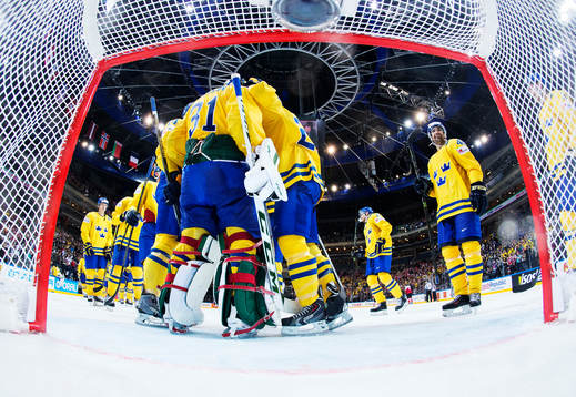 Sveriges spelare jublar och kramar om målvakten Anders