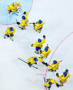 Sveriges spelare jublar och kramar om målvakten Anders