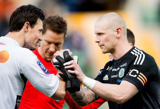 Elfsborgs målvakt Kevin Stuhr - Ellegaard och Sundsvalls målvakt Tommy Naurin önkar varandra lycka till innan fotbollsmatchen i Allsvenskan mellan GIF Sundsvall och Elfsborg den 3 maj 2015 i Sundsvall.