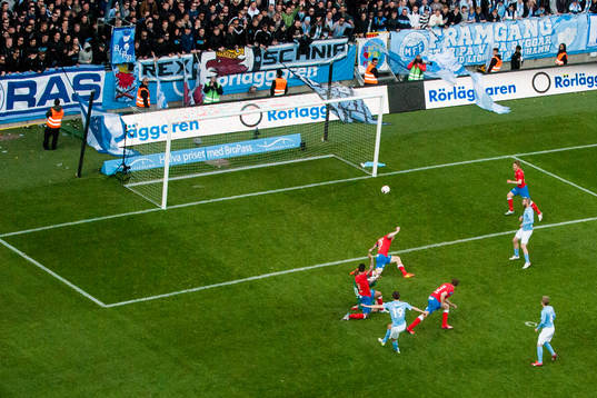 Malmö FFs Magnus Wolff Eikrem gör 3-1 målet och Helsingborgs Frederik Helstrup Jensen, Victor Palsson, målvakt Pär Hansson och Peter Larsson försöker förhindra