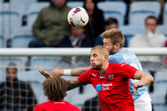 Helsingborgs Robin Simovic i nickduell med Malmö FFs Rasmus Bengtsson