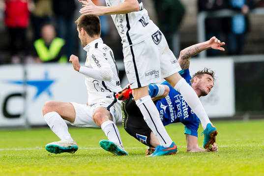 Häckens Ivo Pekalski och Halmstads James Keene