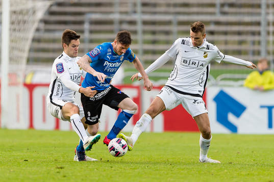Häckens Ivo Pekalski (v) och Jasmin Sudic i kamp med Halmstads James Keene
