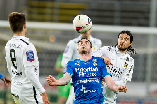 Halmstads James Keene i kamp med Häckens Leonard Zuta