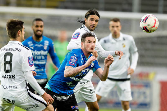 Halmstads James Keene i kamp med Häckens Leonard Zuta