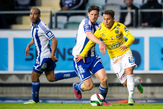 IFK Göteborgs Gustav Svensson i närkamp med Falkenbergs Kamal Mustafa