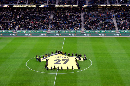 s Ivan Turina hyllades innan fotbollsmatchen i Allsvenskan mellan AIK och Hammarby den 4 maj 2015 i Stockholm.