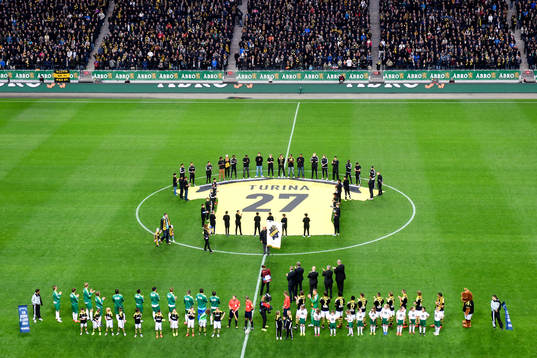 s Ivan Turina hyllades innan fotbollsmatchen i Allsvenskan mellan AIK och Hammarby den 4 maj 2015 i Stockholm.