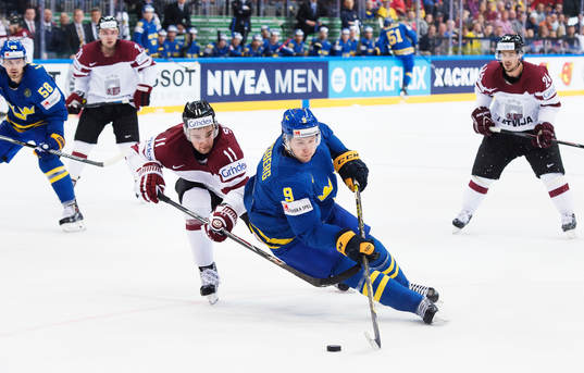 Sveriges Filip Forsberg blir fälld av Lettlands Kristaps