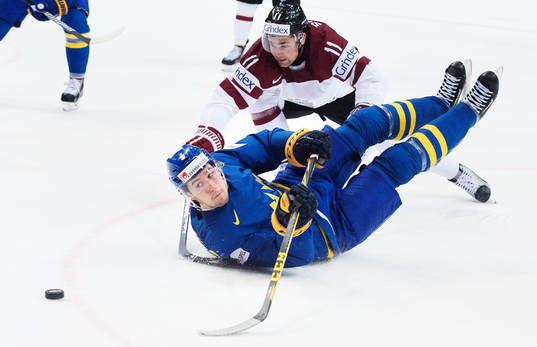 Sveriges Filip Forsberg blir fälld av Lettlands Kristaps