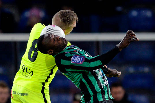 Jönköpings Södras Joakim Karlsson och Varbergs Nsima Peter