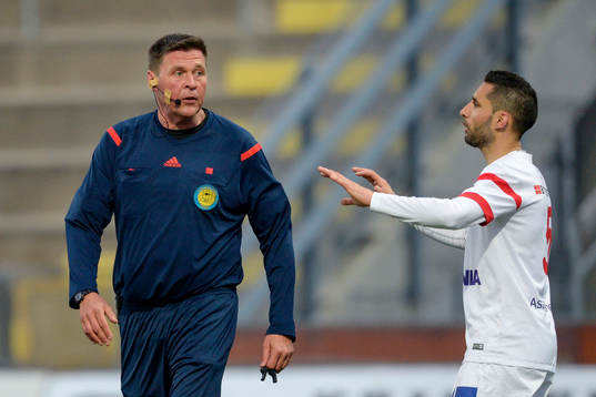 Assyriskas spelare protesterar när domaren Antti Kanerva dömer straff