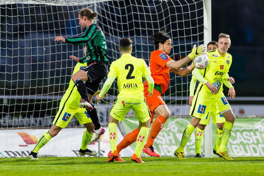 Jönköpings Södras målvakt Damir Mehic plockar ner bollen