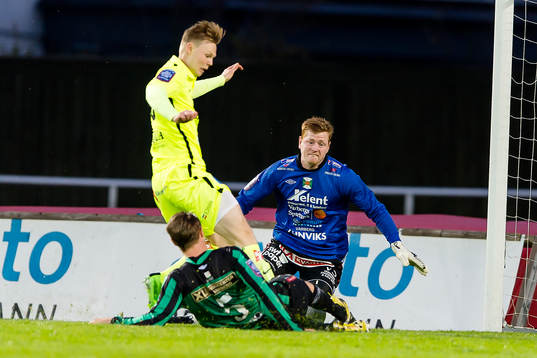 Varbergs Anton Tideman lyckas bryta bollen precis framför Jönköpings Södras Tim Söderström