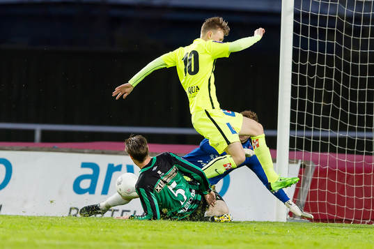 Varbergs Anton Tideman lyckas bryta bollen precis framför Jönköpings Södras Tim Söderström