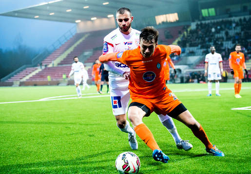 Assyriskas Mattias Genc och Athletics Filip Rogic i en närkamp