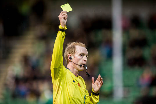  Huvuddomare Per Melin ger gult kort
