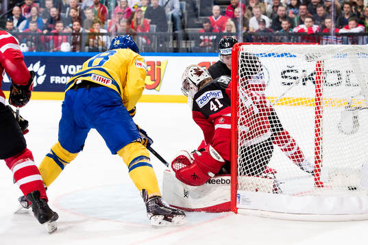 Sveriges Anton Lander gör 1-0 bakom Kanadas målvakt Mike