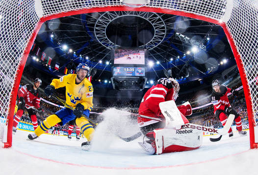 Sveriges Jimmie Ericsson oroar framför Kanadas målvakt