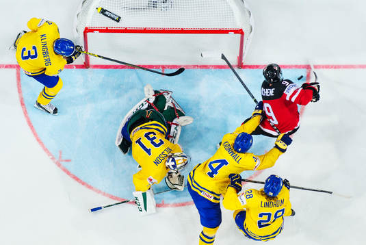 Sveriges John Klingberg, målvakt Anders Nilsson, Staffan