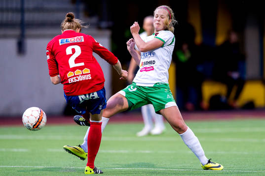 Hammarbys Moa Hedell och Örebros Sara Nordin i en närkamp