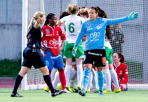 Örebros målvakt Carola Söberg protesterar mot Hammarbys mål, som senare blir bortdömt