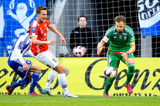 IFK Göteborgs målvakt John Alvbåge är före Kalmars Tor