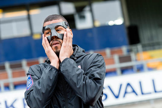 Assyriskas Kyle Konwea före fotbollsmatchen i Superettan mellan Varberg och Assyriska den 9 maj 2015 i Varberg.