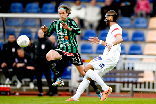 Varbergs David Johannesson och Assyriskas Kyle Konwea