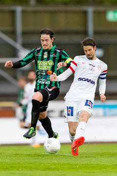 Varbergs Robin Tranberg och Assyriskas Linus Malmborg (K)