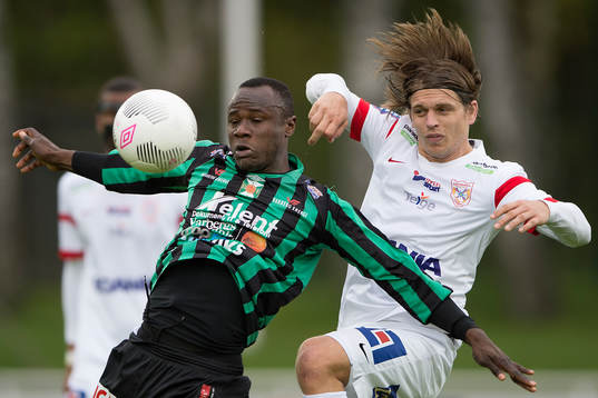 Varbergs Nsima Peter i kamp med Fredrik Holster