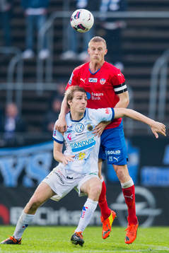 Gefles Johan Oremo i kamp med Helsingborgs Peter Larsson