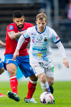 Helsingborgs Victor Palsson jagar Gefles Jonas Lantto