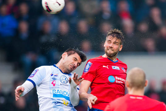 Helsingborgs Mikael Dahlberg i nickduell med Gefles Ilir Berisha