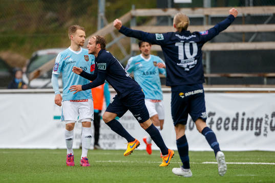 Utsiktens Joakim Edström och Marius Evensen jublar efter 1-0