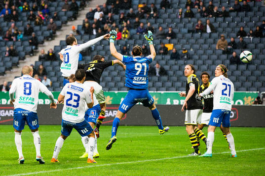 s Sauli Väisänen nickar in 2-1 för AIK efter en nickduell med Norrköpings Emir Kujovic och målvakt David Mitov Nilsson under fotbollsmatchen i Allsvenskan mellan AIK och Norrköping den 10 maj 2015 i Stockholm. 