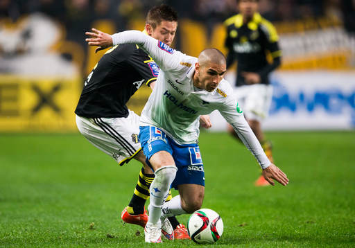 s Haukur Hauksson i kamp om bollen med Norrköpings Rawez