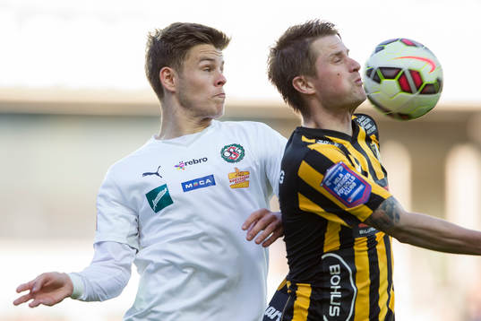 Örebros Eidur Aron Sigurbjörnsson trycker till Häckens