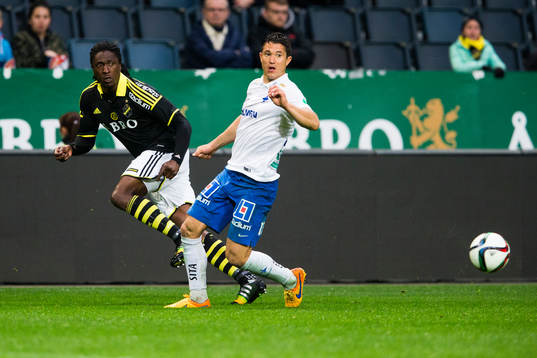 s Dickson Etuhu med ett inlägg förbi Norrköpings David Boo Wiklander under fotbollsmatchen i Allsvenskan mellan AIK och Norrköping den 10 maj 2015 i Stockholm. 