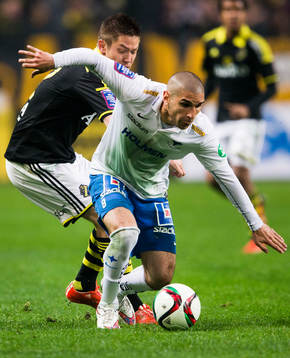 s Haukur Hauksson i kamp om bollen med Norrköpings Rawez