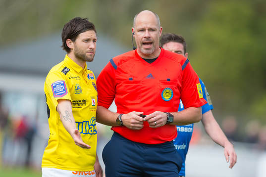 Falkenbergs Tibor Joza i diskussion med Domaren Martin Hansson