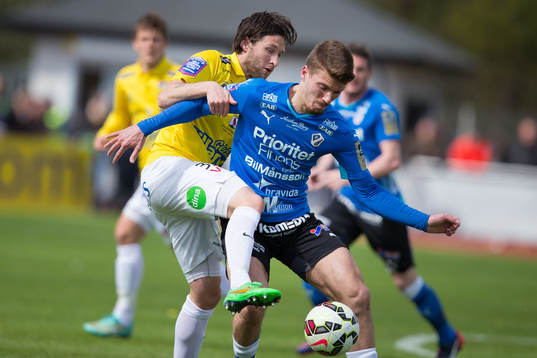 Falkenbergs Tibor Joza i duell med en Halmstads spelare