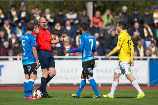 Halmstads Christoffer Andersson och Halmstads Junes Barny och Falkenbergs Stefan Rodevåg i diskuttion med domaren Martin Hansson