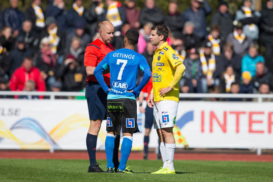 Domaren Martin Hansson pratar med Halmstads Junes Barny (till vänster) och Falkenbergs Stefan Rodevåg 