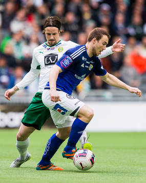 Hammarbys Linus Hallenius i kamp om bollen med Sundsvalls