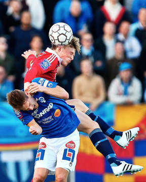 Åtvidabergs Victor Sköld i kamp med Emil Bergström