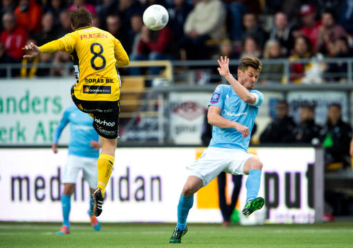 Elfsborgs Anders Svensson skjuter en boll framför Malmö FFs Markus Rosenberg