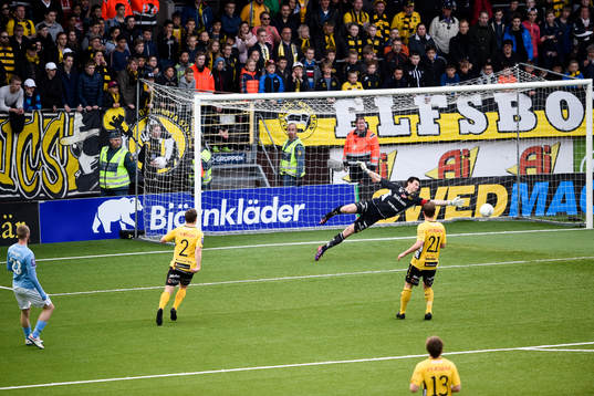 Malmö FFs Jo Inge Berget skjuter strax utanför Elfsborgs målvakt Kevin Stuhr - Ellegaard stolpe