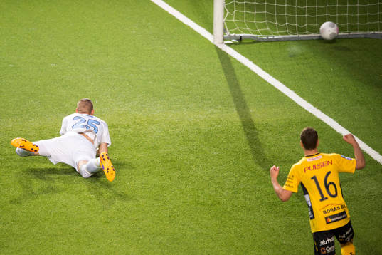 Malmö FFs målvakt Robin Olsen ser Elfsborgs Marcus Rohdén (ej i bild) skott gå i mål för 2-2