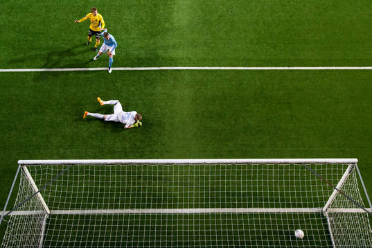 Malmö FFs målvakt Robin Olsen ser bollen rulla in efter skott av Marcus Rohdén (ej i bild) till 2-2